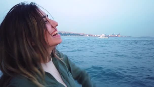 慢动作 美丽的年轻女孩有一个乘船游览与博斯普鲁斯海峡在土耳其伊斯坦布尔的景色 — 图库视频影像