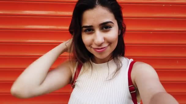 Hermosa Joven Toma Selfie Con Teléfono Inteligente Delante Naranja Fondo — Vídeos de Stock