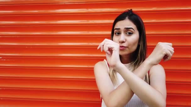 Mouvement Lent Belle Jeune Fille Montre Son Déni Avec Non — Video