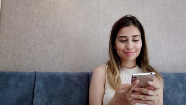 Schönes Junges Mädchen Benutzt Smartphone Auf Stuhl Einem Café Oder — Stockvideo