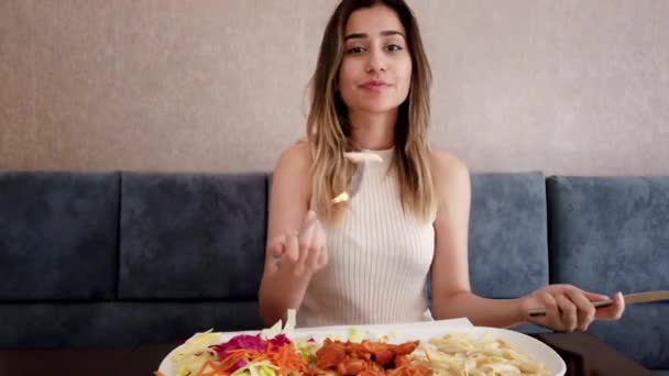 Hermosa Joven Come Comida Pollo Con Gran Disfrute Restaurante Cafetería — Vídeo de stock