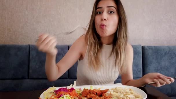 Αργή Κίνηση Όμορφο Νεαρό Κορίτσι Τρώει Φαγητό Κοτόπουλο Μια Μεγάλη — Αρχείο Βίντεο