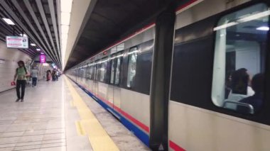 Unidentfied insanlar İstanbul'daki Ayasofya Müzesi'ne girmek veya çıkmak için bekliyor,Türkiye.19.06.2019