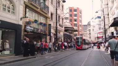 Unidentfied insanlar İstanbul'daki Ayasofya Müzesi'ne girmek veya çıkmak için bekliyor,Türkiye.19.06.2019