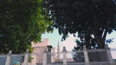 Unidentfied insanlar İstanbul'daki Ayasofya Müzesi'ne girmek veya çıkmak için bekliyor,Türkiye.19.06.2019