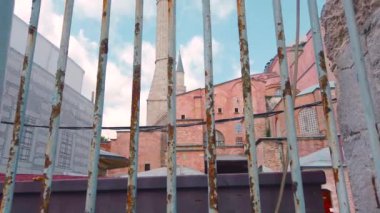 Unidentfied insanlar İstanbul'daki Ayasofya Müzesi'ne girmek veya çıkmak için bekliyor,Türkiye.19.06.2019