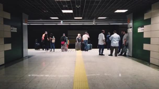 Pessoas Uniformizadas Esperam Pelo Metrô Marmaray Estação Sirkeci Istambul Turquia — Vídeo de Stock