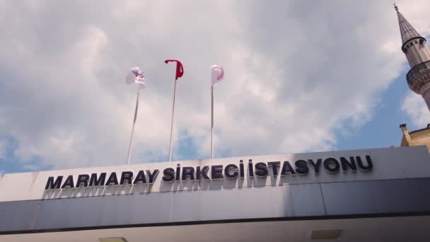 Turkse Staatsspoorwegen Ministerie Van Communicaiton Vlaggen Golf Top Van Marmaray — Stockvideo