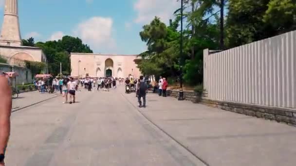ハイパーラプスビデオ イスタンブールのトプカピ博物館の道を歩く人々 2019 — ストック動画