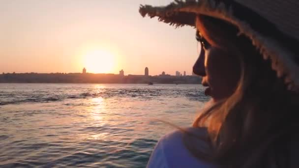 Schöne Mädchen Genießt Sonnenuntergang Blick Auf Den Bosporus Und Istanbul — Stockvideo