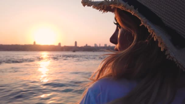 慢动作 美丽的女孩欣赏博斯普鲁斯海峡和伊斯坦布尔的日落景色 在土耳其伊斯坦布尔的热门目的地 — 图库视频影像