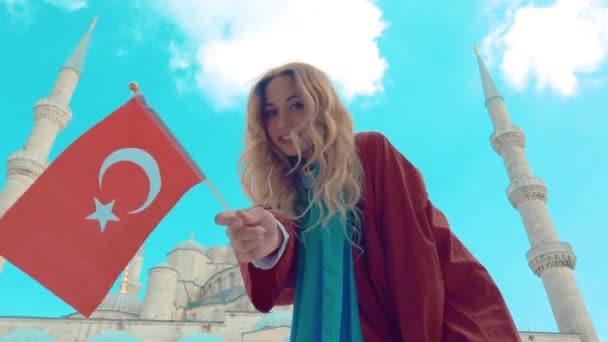 Slow Motion Aantrekkelijk Mooi Meisje Shirt Golven Turkse Vlag Met — Stockvideo