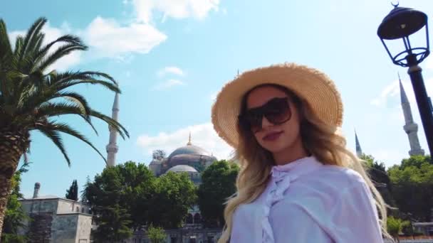 Slow Motion Atractiva Chica Hermosa Con Camisa Posa Frente Mezquita — Vídeo de stock