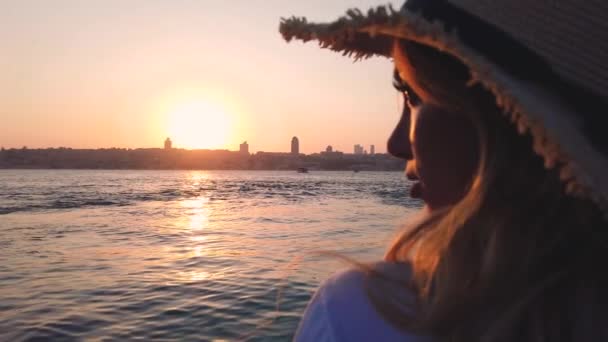 スローモーション 美しい女の子は イスタンブール トルコで人気の目的地 ボスポラス海峡とイスタンブールの夕日の景色を楽しんでいます — ストック動画