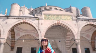 Slow Motion: Gömlekli çekici güzel kız, İstanbul'da Sultan Ahmet Camii önünde poz veriyor.Seyahat Konsepti