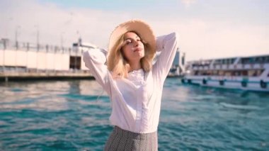 Yavaş Hareket:Güzel kız Galata köprüsü ve İstanbul manzarası ile Boğaz yakınında poz veriyor.Gezgin konsepti