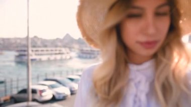 Yavaş Hareket:Güzel kız Galata köprüsü ve İstanbul manzarası ile Boğaz yakınında poz veriyor.Gezgin konsepti