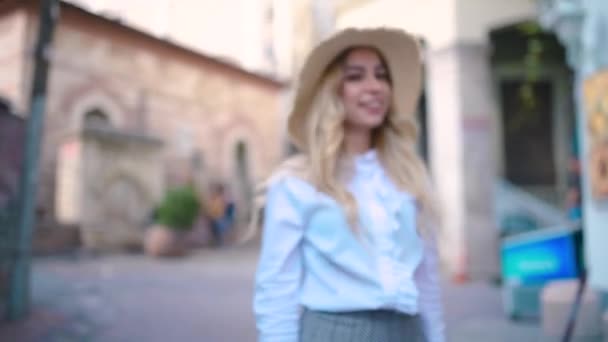 慢动作 迷人的年轻漂亮的女孩与帽子散步 发现在狭窄的街道上的地方 — 图库视频影像