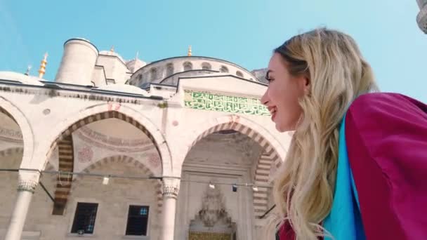 Jolie Belle Fille Chemise Prend Selfie Avec Vue Sur Mosquée — Video