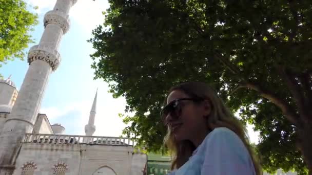 Menina Bonita Atraente Ondas Camisa Bandeira Turca Com Vista Para — Vídeo de Stock