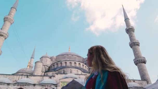 Atraktivní Krásná Dívka Košili Hledí Mapu Istanbulu Výhledem Mešity Sultána — Stock video