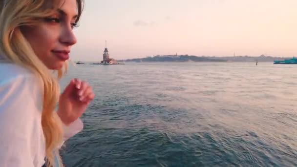 美しい女の子は イスタンブール トルコで人気の目的地 ボスポラス海峡とイスタンブールの夕日の景色を楽しんでいます — ストック動画