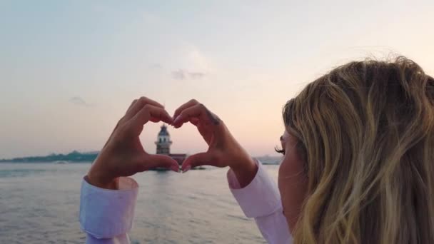 Hermosa Chica Hace Forma Corazón Con Vista Torre Doncella Interior — Vídeo de stock