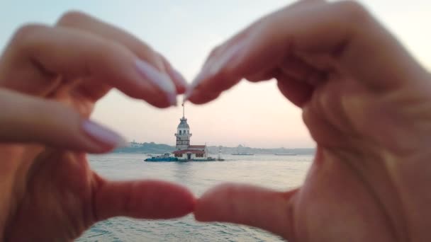 Zeitlupe: schönes Mädchen macht Herzform mit Blick auf Mädchenturm in Istanbul, Türkei