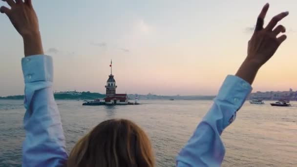 Mooi Meisje Geniet Van Zonsondergang Uitzicht Bosporus Met Uitzicht Maagdentoren — Stockvideo