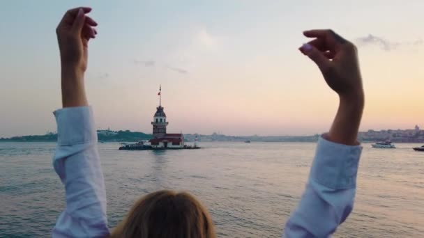 Slow Motion Güzel Kız Stanbul Arka Planda Kız Kulesi Manzarası — Stok video