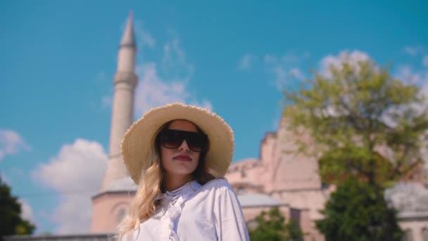 スローモーション 美しい若い女の子がイスタンブール トルコ 旅行の概念の古代の建物の前でポーズ — ストック動画
