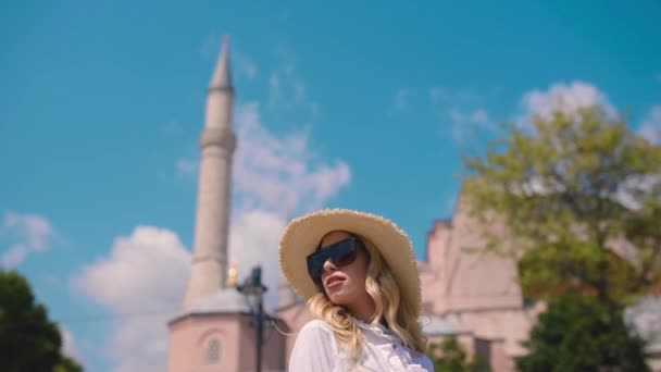 Slow Motion Vacker Ung Flicka Poserar Framför Gammal Byggnad Istanbul — Stockvideo