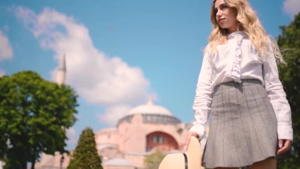 Moción Lenta Hermosa Joven Posa Frente Edificio Antiguo Estambul Turquía — Vídeo de stock