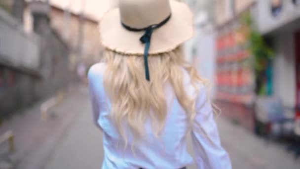 Slow Motion Atractiva Joven Hermosa Chica Con Sombrero Camina Descubre — Vídeo de stock