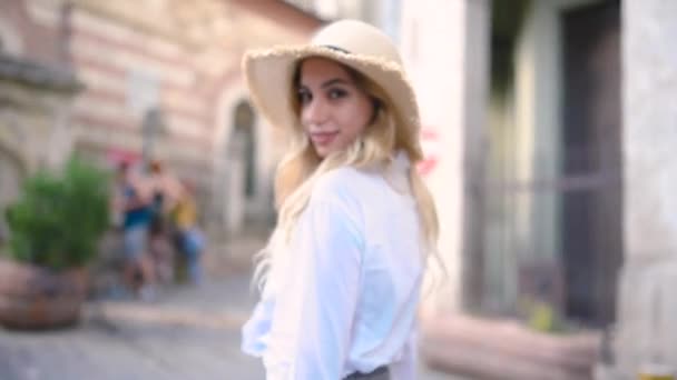 슬로우 산책과 매력적인 아름다운 소녀는 거리에서 장소를 — 비디오