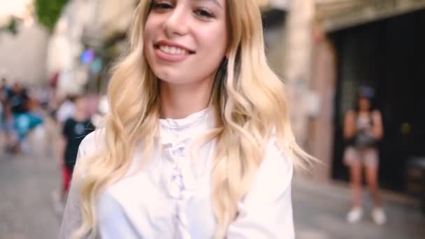 Zeitlupe Attraktive Junge Schöne Mädchen Zieht Arm Ihres Freundes Enger — Stockvideo