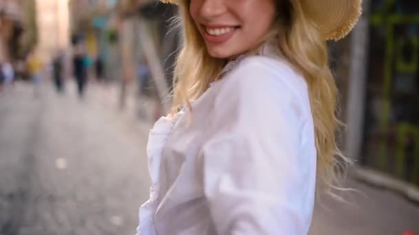 有吸引力的年轻漂亮的女孩拉她的男朋友在欧洲狭窄的街道手臂 — 图库视频影像