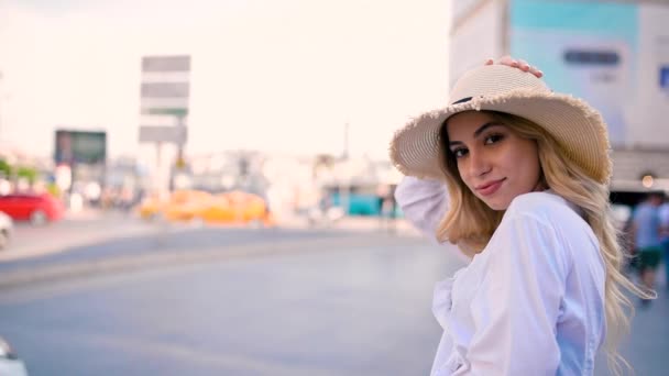 Slow Motion Jovem Menina Bonita Fica Perto Estrada Movimentada Com — Vídeo de Stock