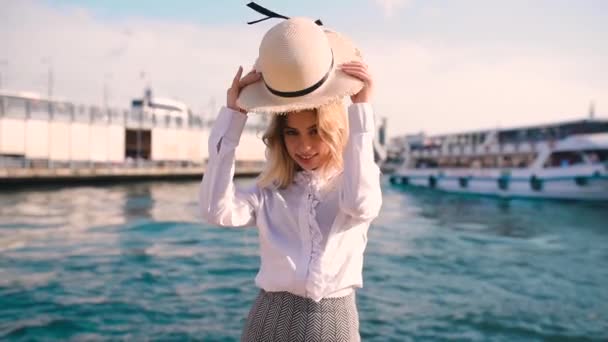 슬로우 아름다운 소녀는 갈라타 다리와 이스탄불의 전망과 보스포러스 근처에서 트래블러 — 비디오