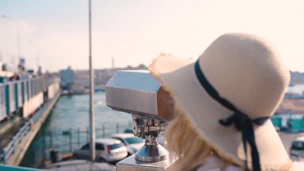 Beautiful Young Girl Looks Sightseeing Binoculars View Galata Tower Eminonu — стоковое видео