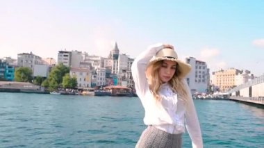 İstanbul,Turkey.Traveler konseptinde Galata manzaralı boğaz yakınında duran güzel kız