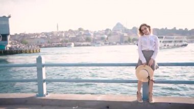 Slow Motion:Güzel kız Galata Köprüsü üzerinde duruyor ve İstanbul,Turkey.Traveler konseptinde Boğaz manzarasına sahip