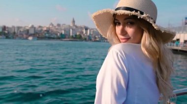 Slow Motion:Güzel kız İstanbul,Turkey.Traveler konseptinde Galata manzarası ile Boğaz'ın yakınında duruyor