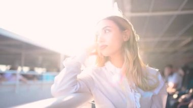 Yavaş Hareket: Güzel kız arka planda deniz manzarası ile seyir sırasında an sahiptir. Gezgin konsepti