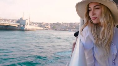Güzel kız, İstanbul'da Galata Köprüsü ve bosphours manzarası ile seyir sırasında an sahiptir