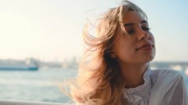 Yavaş Hareket: Güzel kız arka planda deniz manzarası ile seyir sırasında an sahiptir. Gezgin konsepti