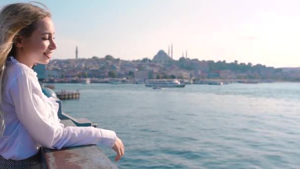 Slow Motion Hermosa Chica Para Sobre Puente Galata Disfruta Vista — Vídeos de Stock