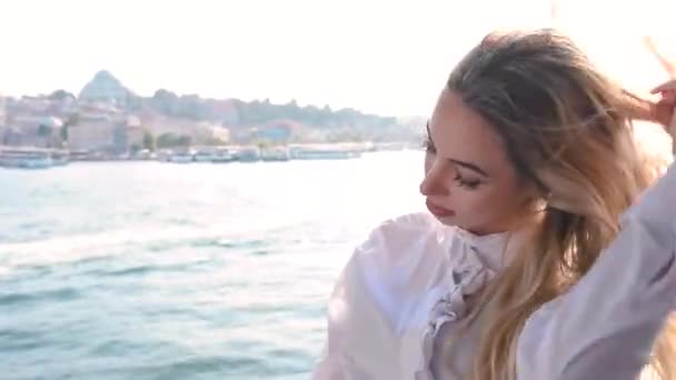 Galata Köprüsü Üzerinde Poz Lar Alan Güzel Kız Stanbul Boğaziçi — Stok video