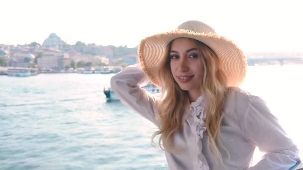 Slow Motion Mooi Meisje Poses Galata Bridge Biedt Uitzicht Bosporus — Stockvideo