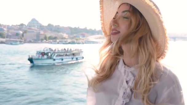Slow Motion Mooi Meisje Poses Galata Bridge Biedt Uitzicht Bosporus — Stockvideo
